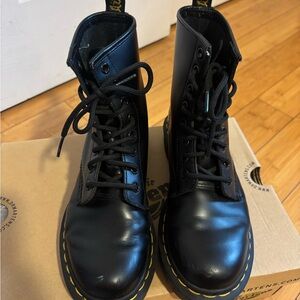 Dr. Martens 1460 WOMEN'S
Smooth Leather Lace Up Boots